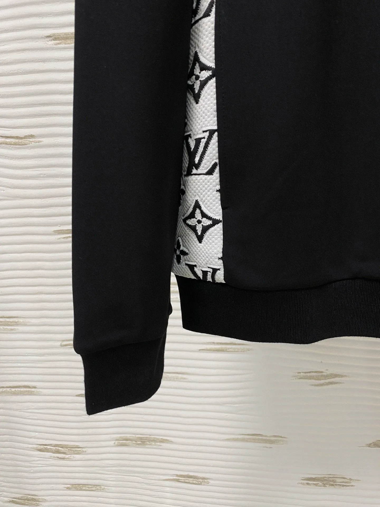 🅿️720 [LV Louis Vuitton] hot-selling suit is coming. Focus on the original version of the official website. 2025 new hot-selling cardigan and sweatshirt suit. The original order is the best. 🇭🇰The meticulous work of top designers. It has a fitting and perfect upper body effect. All-natural high-quality Tencel Roman cotton 100%, close-fitting comfort, noble and elegant! Original hardware embodies elegance and nobility! Counter size: M-3XL (maximum wear up to 190 pounds)
